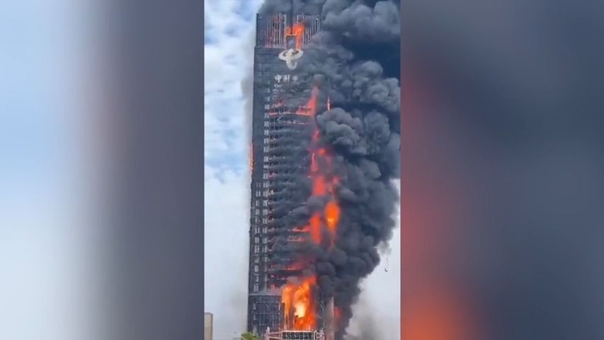 Video: V Číně hořela více než 200 metrů vysoká budova